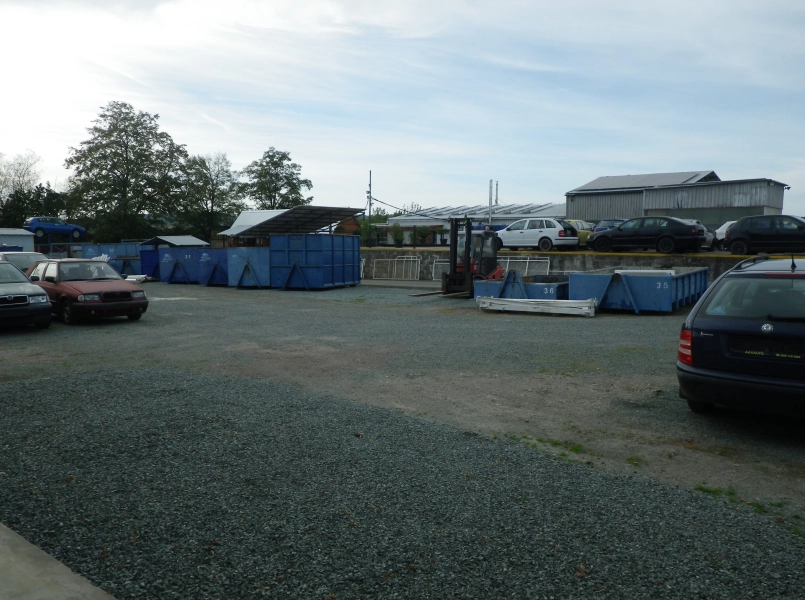 Vozidlo při svozu kovového odpadu